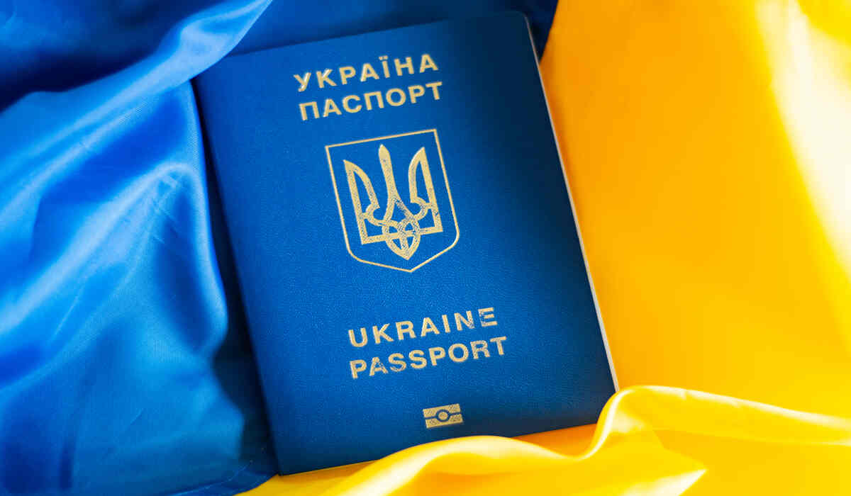 Украинский загранпаспорт выданный в Польше в руках мужчины-RU