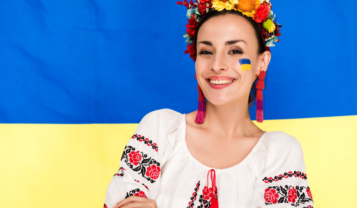 Дівчина святкує день вишиванки в Польщі