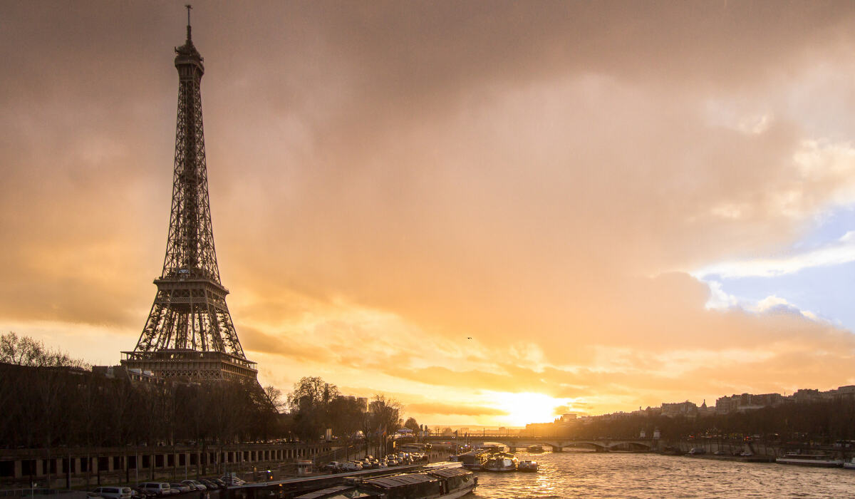Вид на эйфелеву башню в Париже, где будет проходить встреча за свободу Ирана
