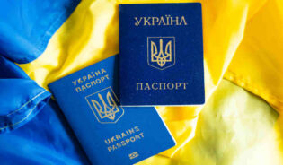 Ukraińskie paszporty na ukraińskiej fladze