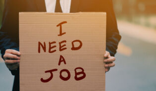 Mężczyzna szukający pracy i zasiłku dla bezrobotnych