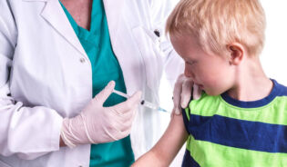 Dziecko na szczepieniach w Polsce