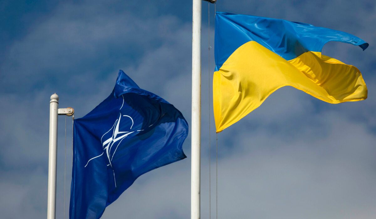 Flagi Ukrainy i NATO