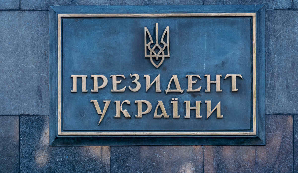 Tablica na biurze prezydenta Ukrainy Wołodymyra Zełenskiego_PL