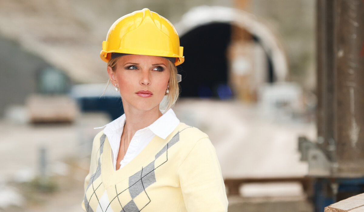 Украинка в строительной каске работает в Германии по польской визе-RU