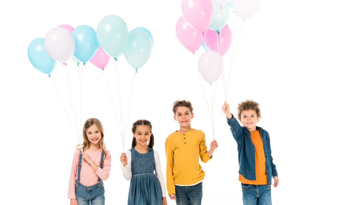 Chłopcy i dziewczęta z balonami w rękach świętują to święto-PL