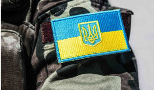 Ukraiński szewron na mundurze ukraińskiego żołnierza-PL
