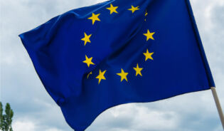 Powiewa flaga Unii Europejskiej