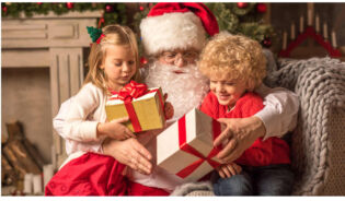 Святой Николай в Польше дарит детям подарки-RU