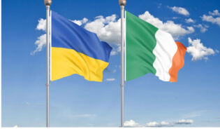 Flaga Ukrainy i Irlandii na tle nieba-PL