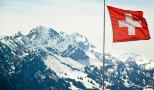 Флаг Швейцарии на фоне швейцарских гор
