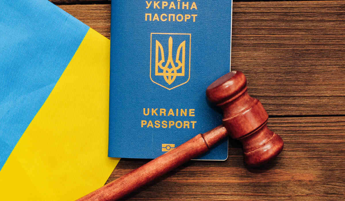 Flaga i paszport ukraiński symbolizujące deportacje