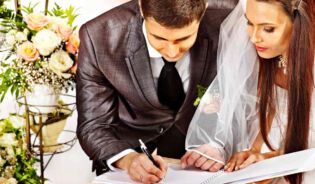 Мужчина и женщина регистрируют брак в ЗАГСе