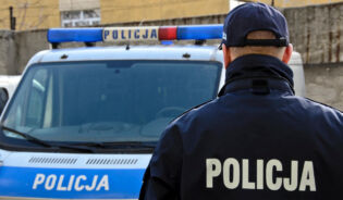 Radiowóz i policjant w Polsce