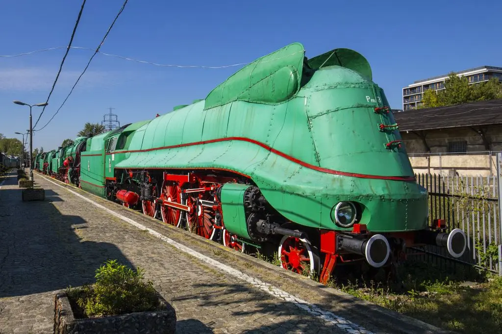Старий поїзд в музеї в Варшаві
