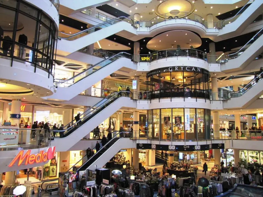 Wnętrze jednego z największych CH w Warszawie – Blue City