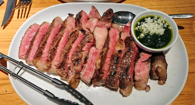 Сочный стейк в ресторане Koneser Grill