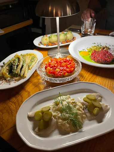 Стол в ресторане the EATERY trad. на котором стоят разные блюда