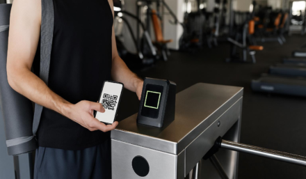 Мужчина сканирует QR-код карты MultiSport на турникете в спортзале
